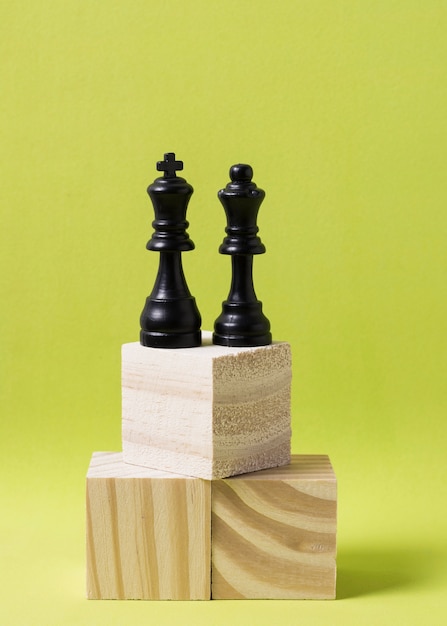 Koning en koningin stukken schaak op houten kubussen op dezelfde hoogte