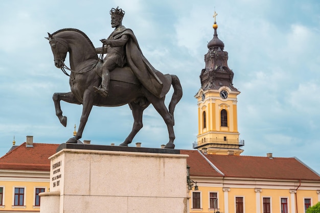 Gratis foto koning ferdinand i-standbeeld in oradea, roemenië