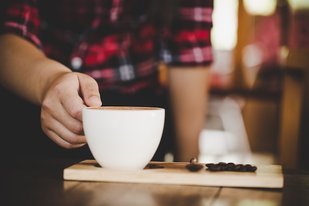 Kop van koffie latte op houten lijst in de koffie van de koffiewinkel