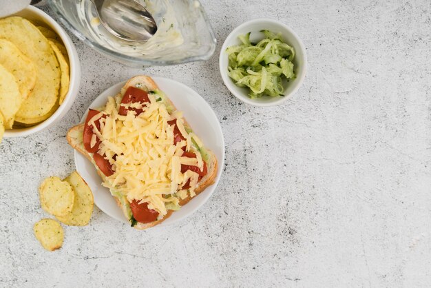 Kopieer-ruimte smakelijke bruschettas op tafel