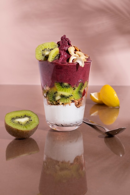 Gratis foto kopje braziliaans dessert met kiwi