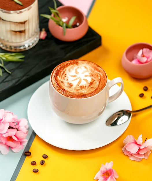 kopje koffie drinken met latte art en suiker hagelslag