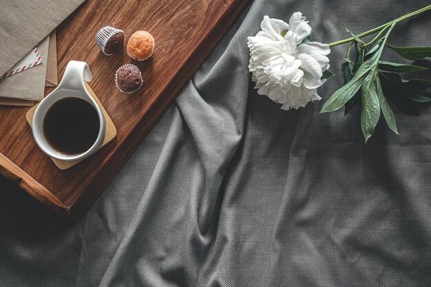 Kopje koffie en muffins op een dienblad in bed plat ontbijt op bed