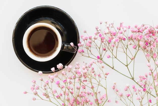 Kopje koffie en roze takken