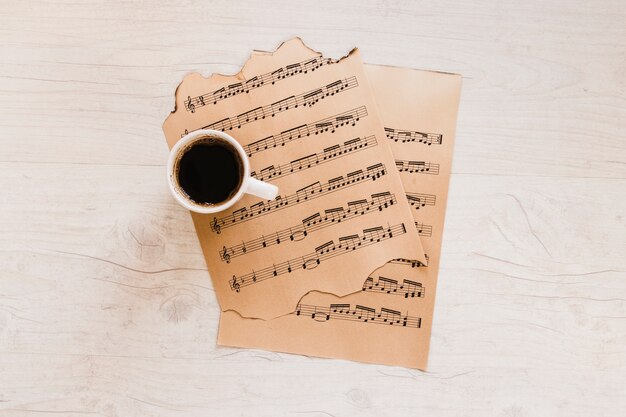 Kopje koffie in de buurt van bladmuziek