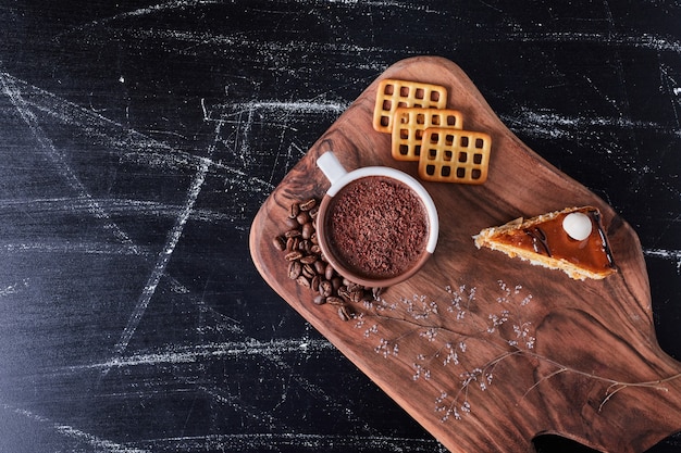 Kopje koffie met cake en koekjes.