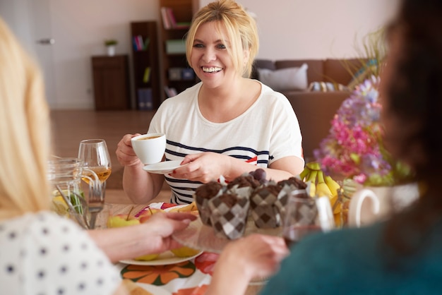 Gratis foto kopje koffie met goede vrienden