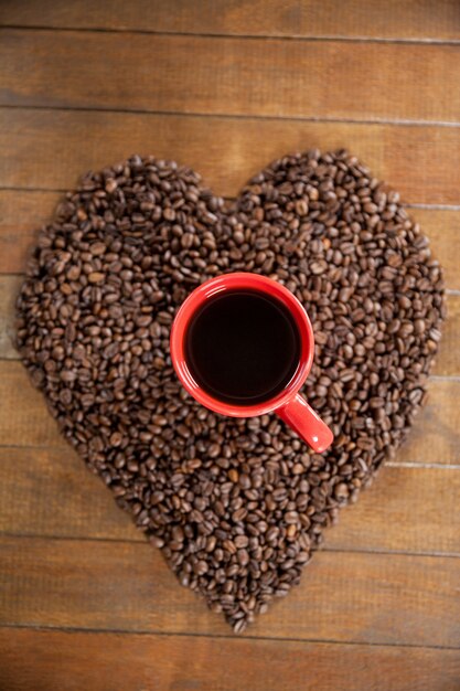 Kopje koffie met hart gevormde koffiebonen
