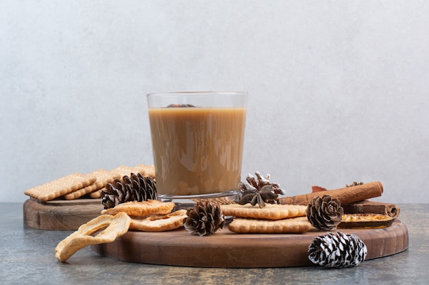 Kopje koffie met koekjes en pinecones op houten plaat. Hoge kwaliteit foto