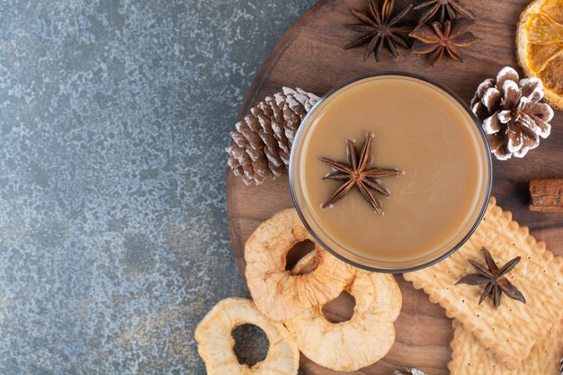 Kopje koffie met koekjes en pinecones op houten plaat. Hoge kwaliteit foto