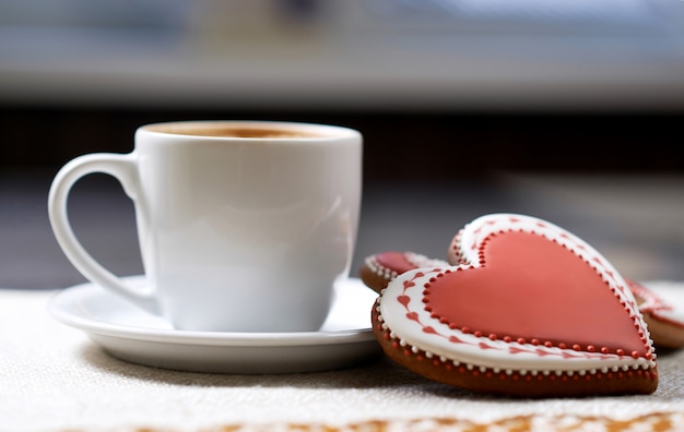 Kopje koffie met koekjes