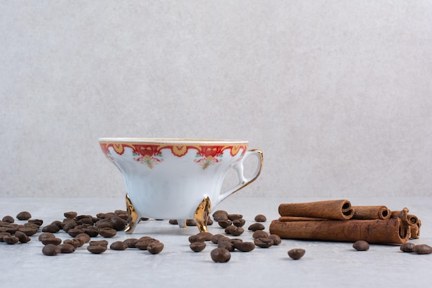 Kopje koffie met koffiebonen en kaneelstokjes. hoge kwaliteit foto