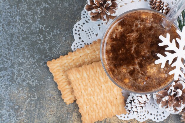 Kopje koffie met lekkere crackers en pinecones op marmeren achtergrond. Hoge kwaliteit foto