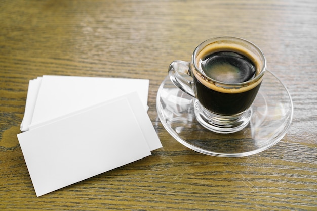 Gratis foto kopje koffie met letters naast