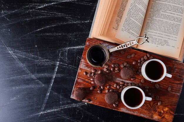 Kopje koffie met pralines eromheen.