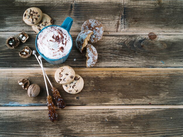 Kopje koffie met slagroom en koekjes