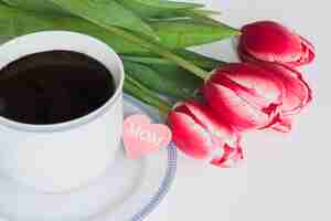 Gratis foto kopje koffie met tulpen voor moederdag