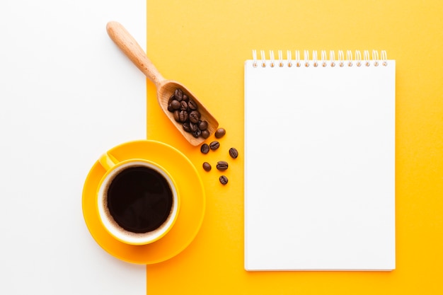 Gratis foto kopje koffie op de tafel met mock-up