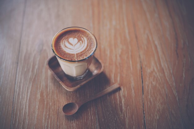 Kopje koffie op een houten tafel