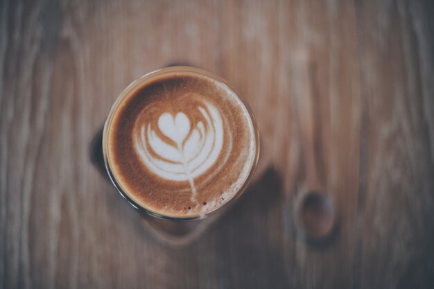 Kopje koffie op een houten tafel