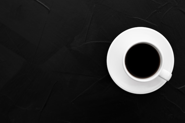 Kopje koffie op zwarte textuur achtergrond