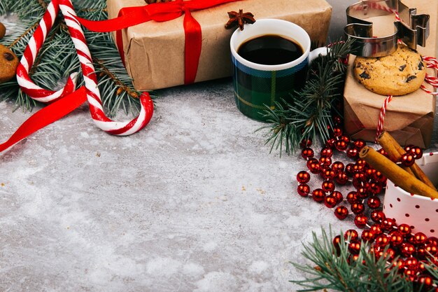 Kopje koffie staat in de cirkel gemaakt van verschillende soorten kerst decor