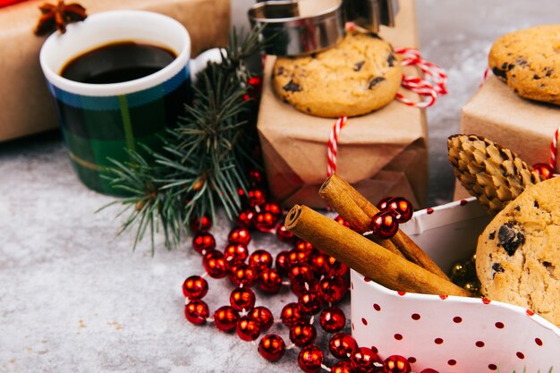 Kopje koffie staat in de cirkel gemaakt van verschillende soorten kerst decor