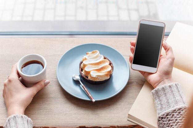 Kopje koffie, tak van de boom, houten vensterbank