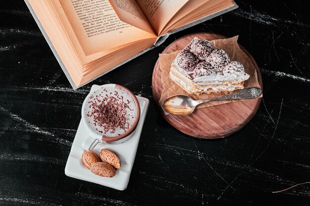 Kopje melk met koffiepoeder en tiramisu.