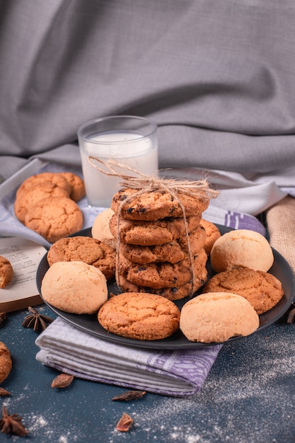 Kopje melk met plaat van snoepjes