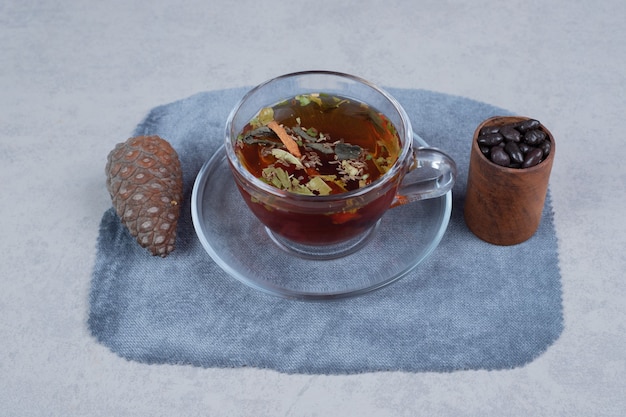 Kopje thee, pinecone en korrels op marmeren achtergrond. Hoge kwaliteit foto