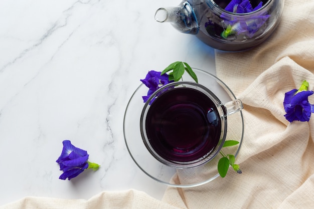 Kopje vlinder erwt bloementhee met honing op tafel