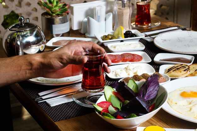 Kopje warme thee en ontbijt op tafel