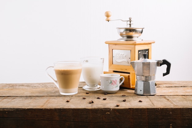 Kopjes koffie in de buurt van koffiemolen