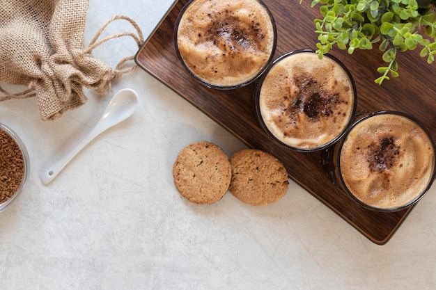 Gratis foto kopjes koffie op tafel