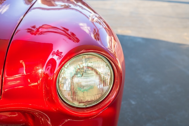 Koplampen van een antieke auto. (Gefilterde afbeelding verwerkt vintage