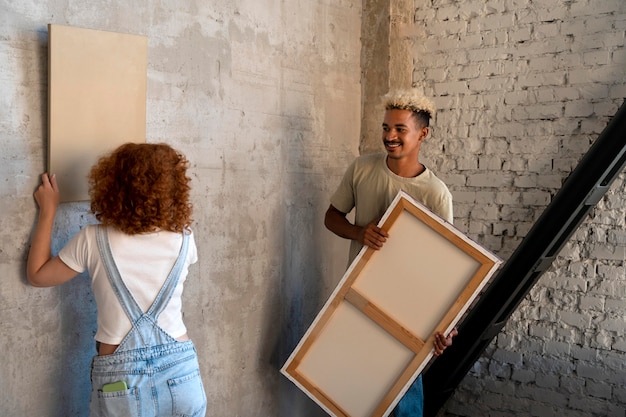 Gratis foto koppel aan het schilderen in hun nieuwe huis