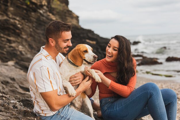 Koppel aan zee met hond