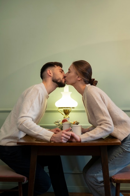 Koppel geniet van hun intimiteitsmomenten