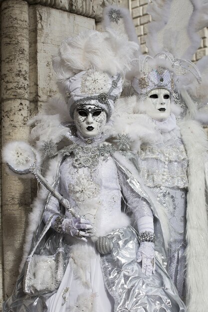 Koppel in prachtige jurken en traditionele maskers van Venetië tijdens het wereldberoemde carnaval