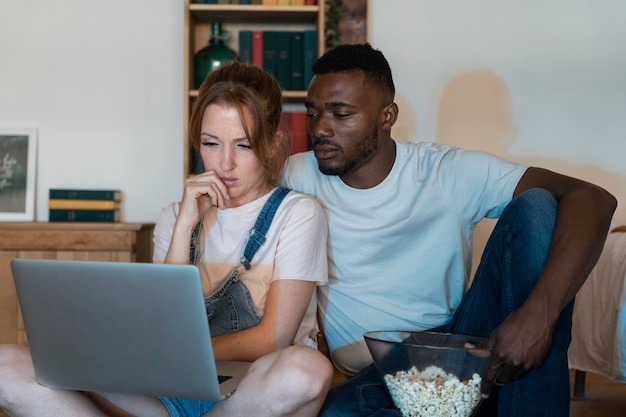 Koppel kijkt samen naar streamingdienst in de slaapkamer