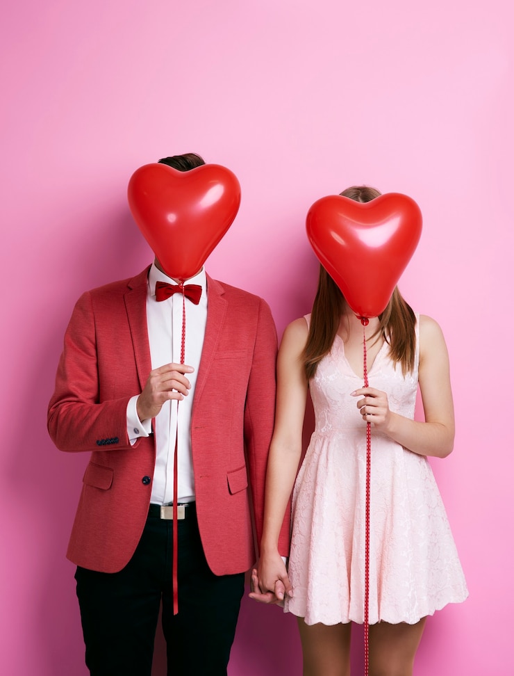 Gratis Foto koppel met ballon hand in hand