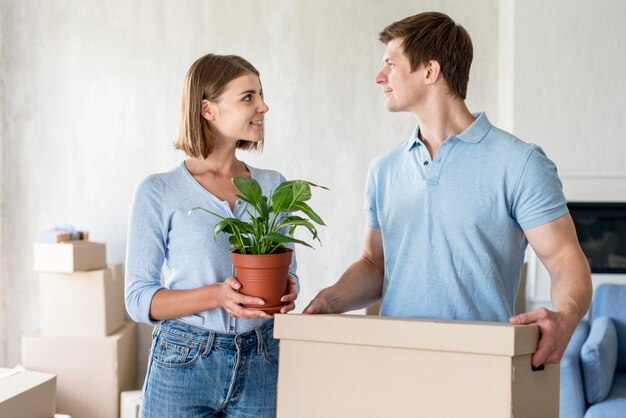 Koppel met doos en plant klaar om te verhuizen