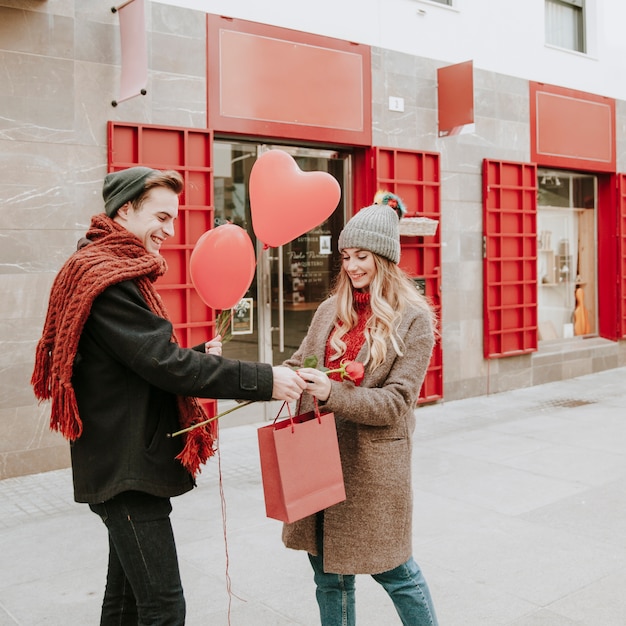 Koppel met romantische cadeautjes