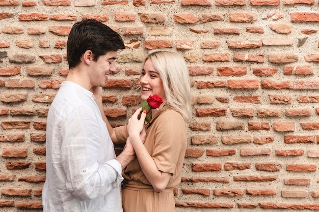 Gratis foto koppel met roos en kopieer de ruimte