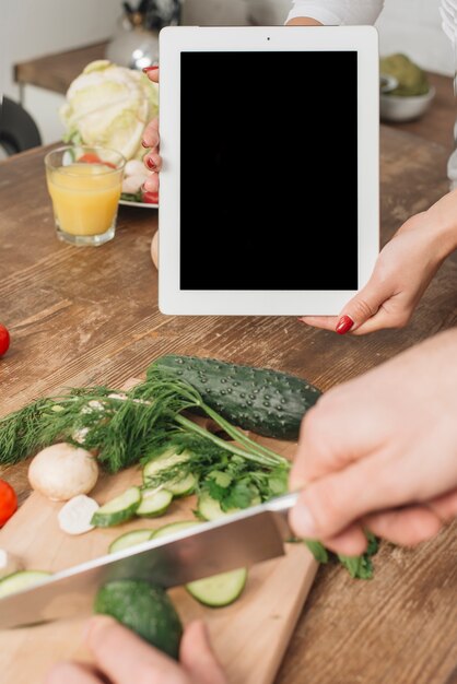 Koppel met tabletmalplaatje in keuken