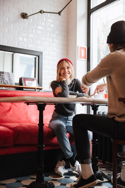 Koppel op datum in het café