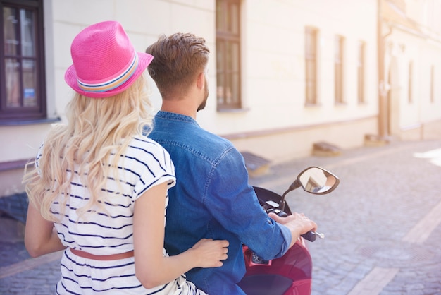 Koppel op de motor in zomerdag