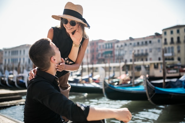 Gratis foto koppel op een huwelijksreis in venetië