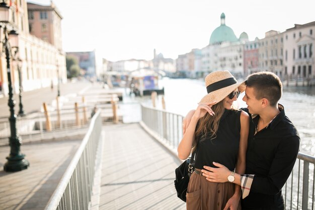 Koppel op een huwelijksreis in Venetië